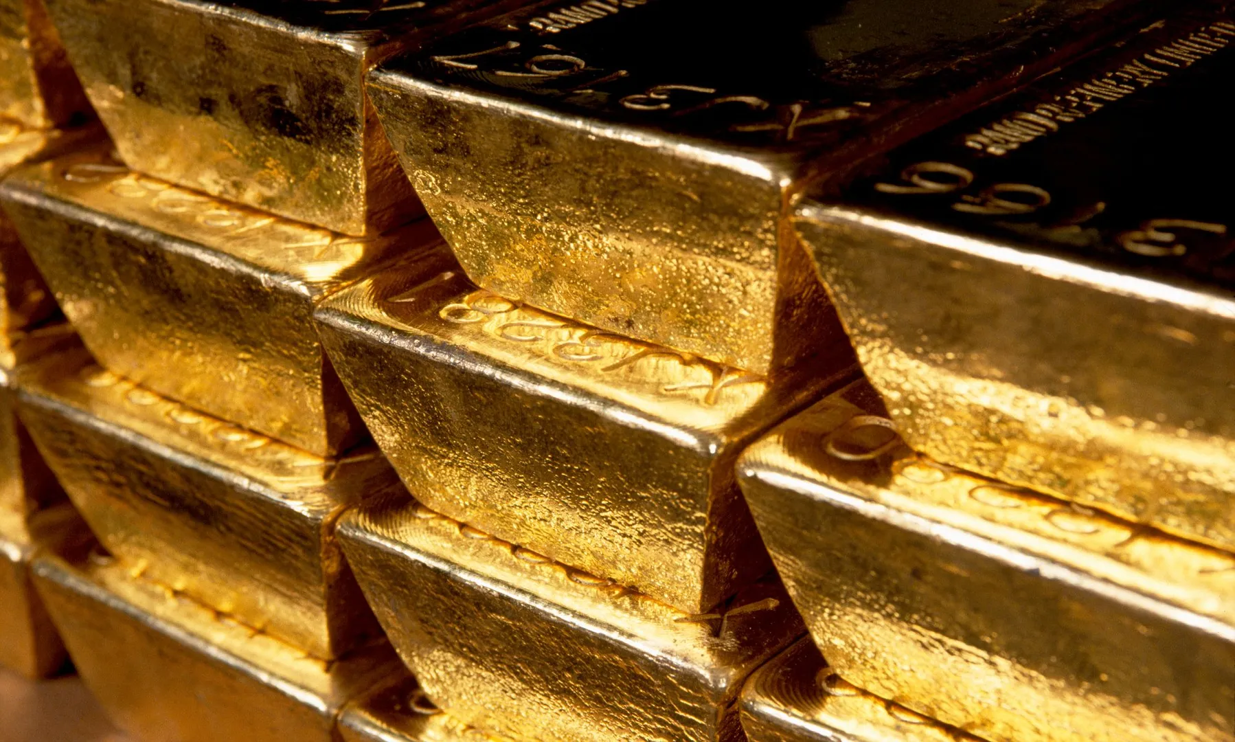 Инвесторы скупают золото: +17% за год на фоне конфликта США и Китая