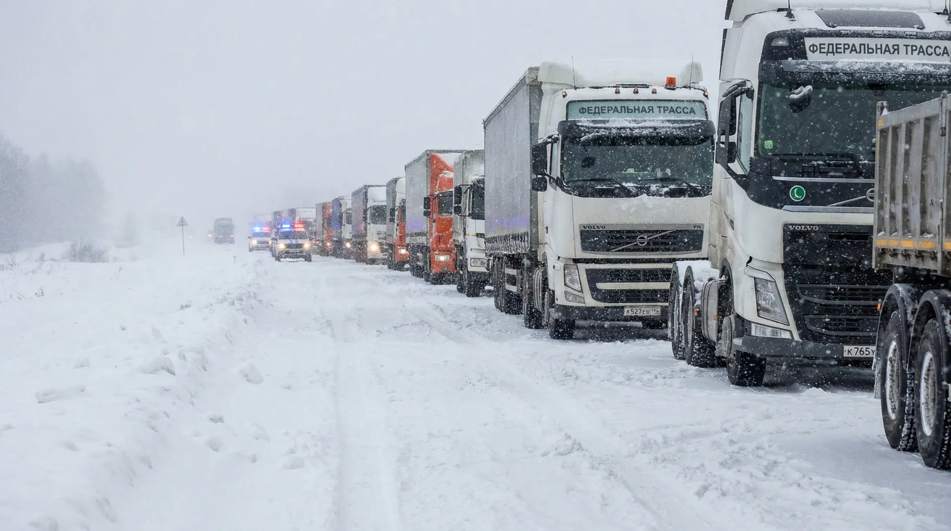 Метель парализовала грузоперевозки: трассы Урала встали из-за фур