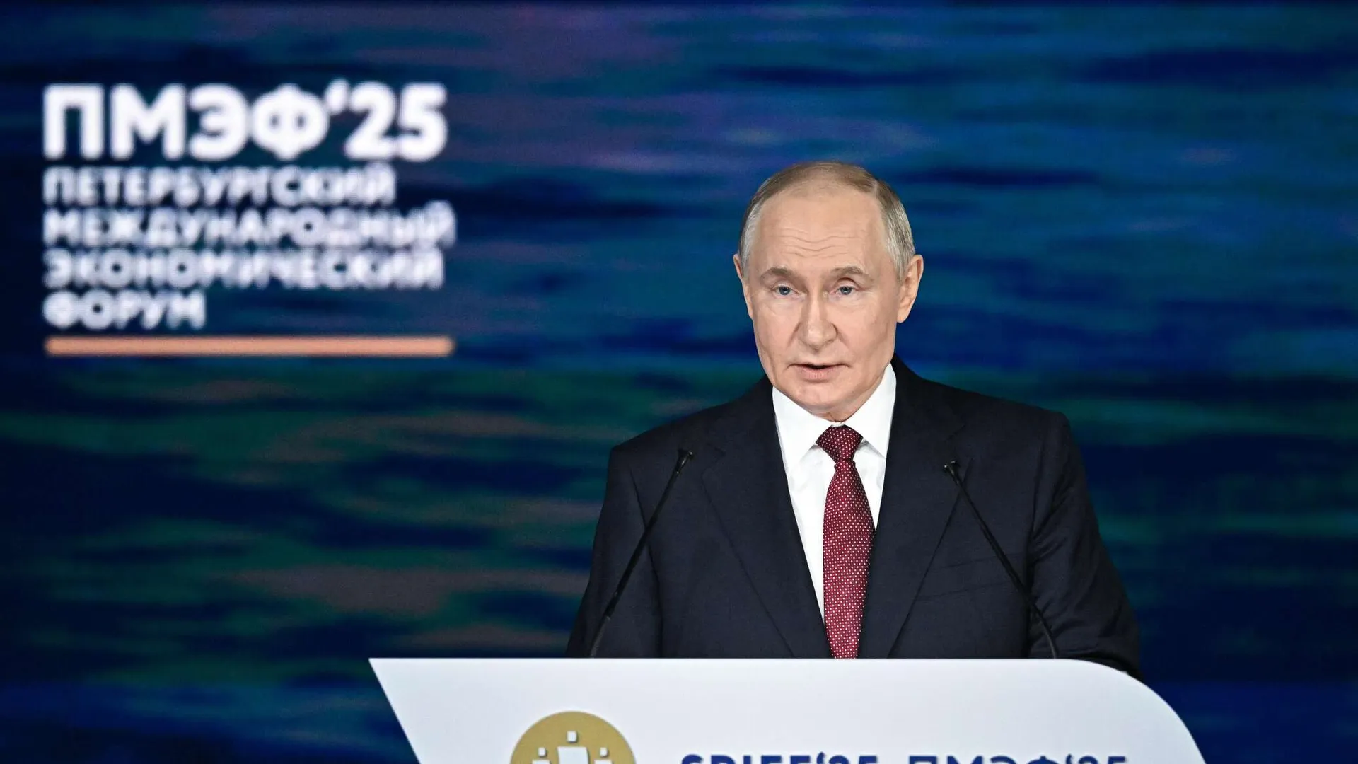 Путин обсудил будущее энергорынков с генсеком ОПЕК на ПМЭФ